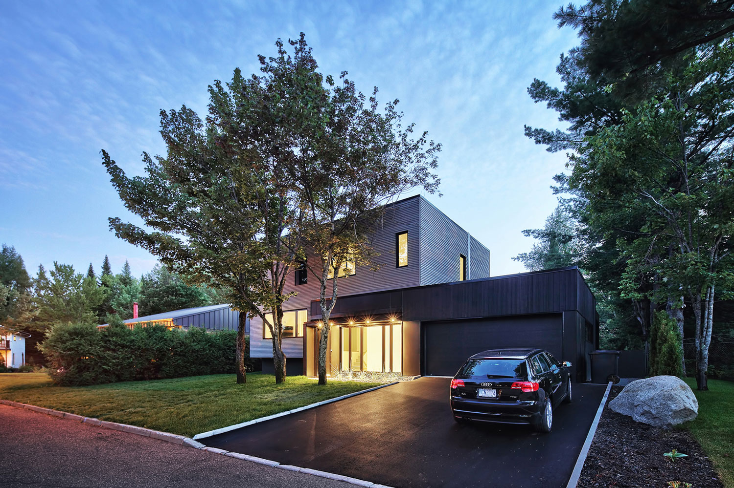 An Elegant and Spacious House Blended with Stunning Natural Surroundings in Quebec City by Hatem+D Architecture (7)