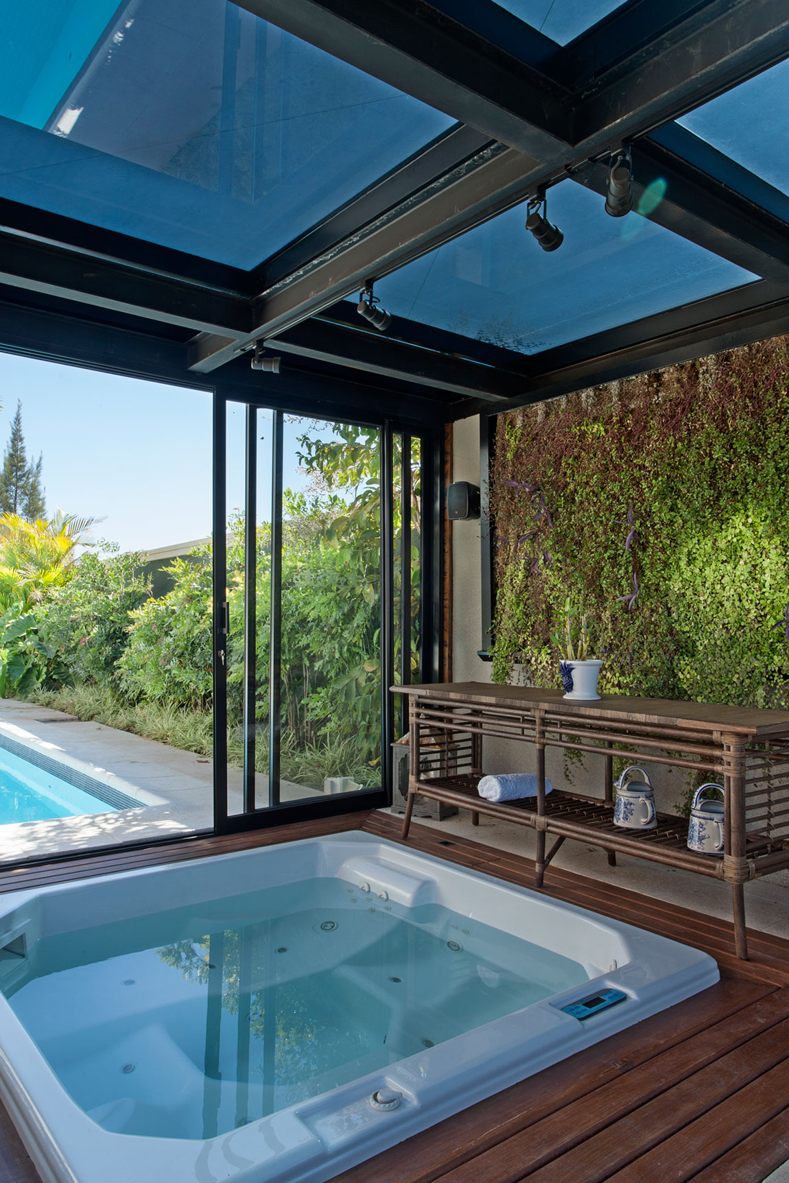 An Elegant and Warm Contemporary Home with Sophisticated Interiors in Brazil by Pupo+Gaspar Arquitetura (10)