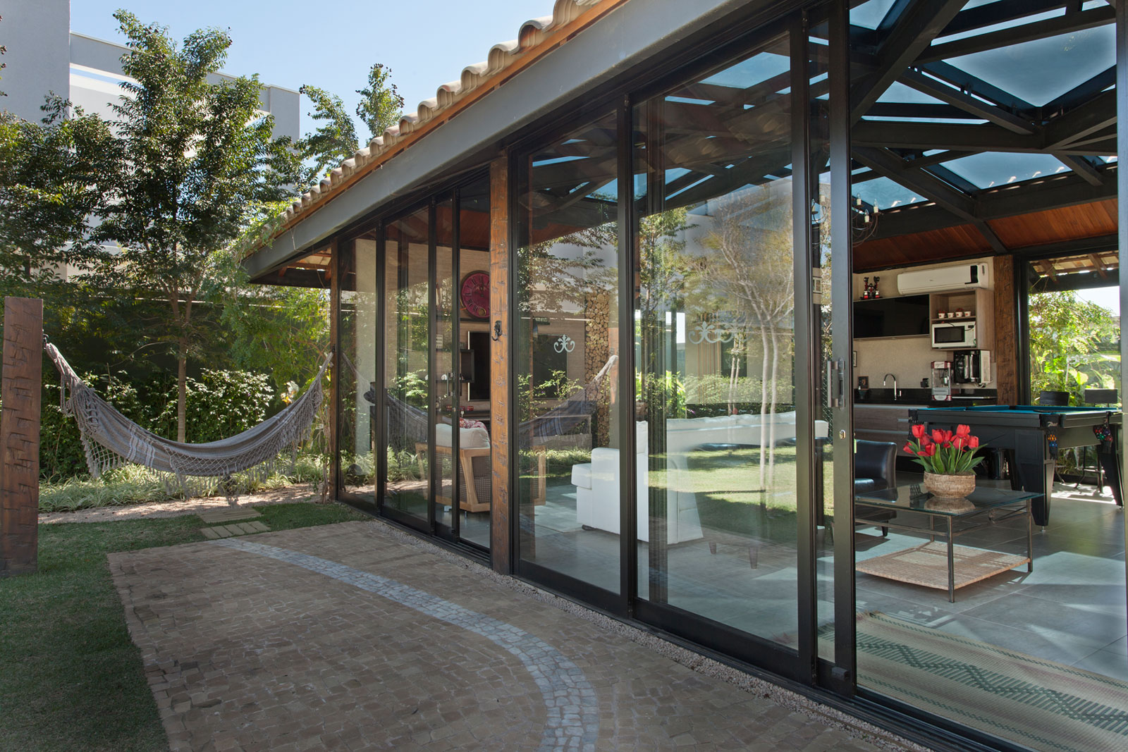 An Elegant and Warm Contemporary Home with Sophisticated Interiors in Brazil by Pupo+Gaspar Arquitetura (12)