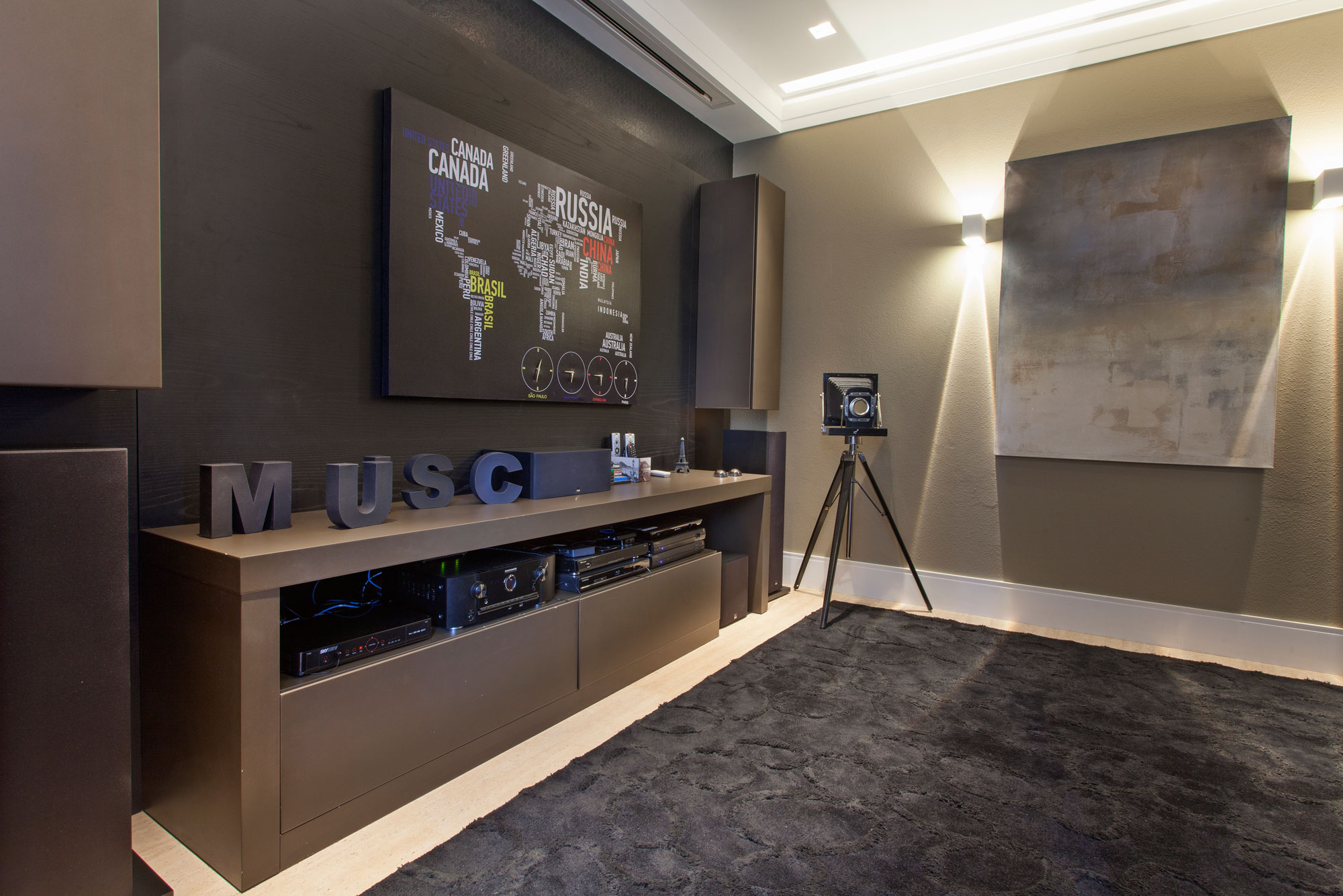 An Elegant and Warm Contemporary Home with Sophisticated Interiors in Brazil by Pupo+Gaspar Arquitetura (18)