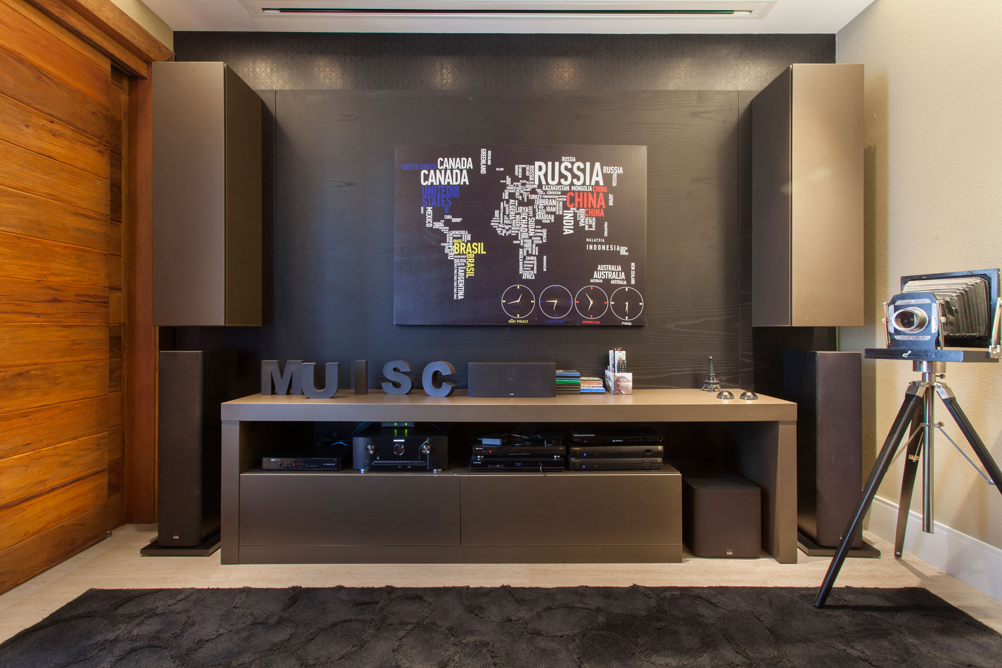 An Elegant and Warm Contemporary Home with Sophisticated Interiors in Brazil by Pupo+Gaspar Arquitetura (19)