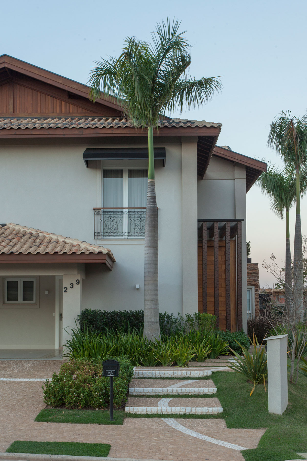 An Elegant and Warm Contemporary Home with Sophisticated Interiors in Brazil by Pupo+Gaspar Arquitetura (2)