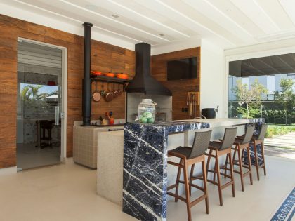 An Elegant and Warm Contemporary Home with Sophisticated Interiors in Brazil by Pupo+Gaspar Arquitetura (21)