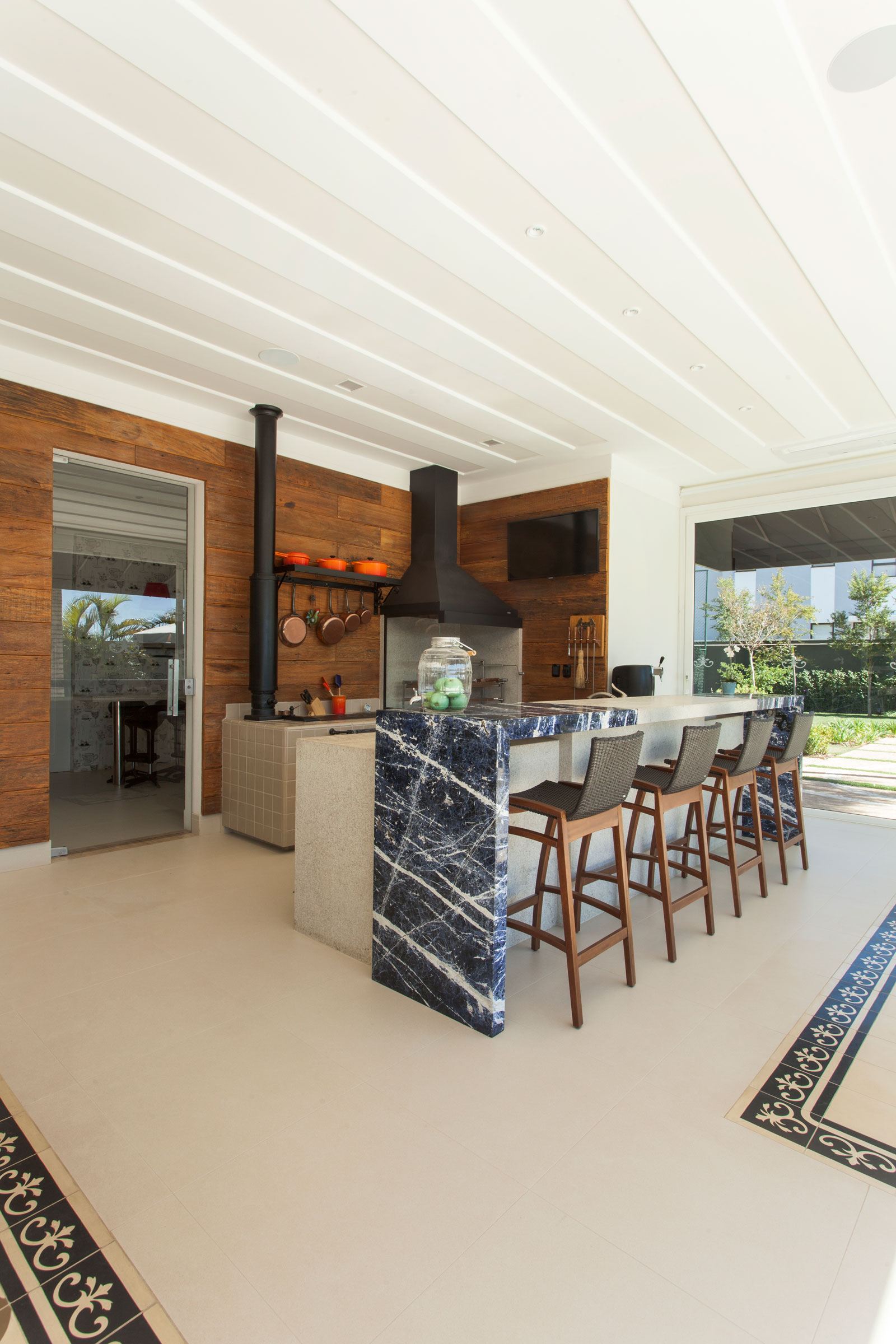 An Elegant and Warm Contemporary Home with Sophisticated Interiors in Brazil by Pupo+Gaspar Arquitetura (21)