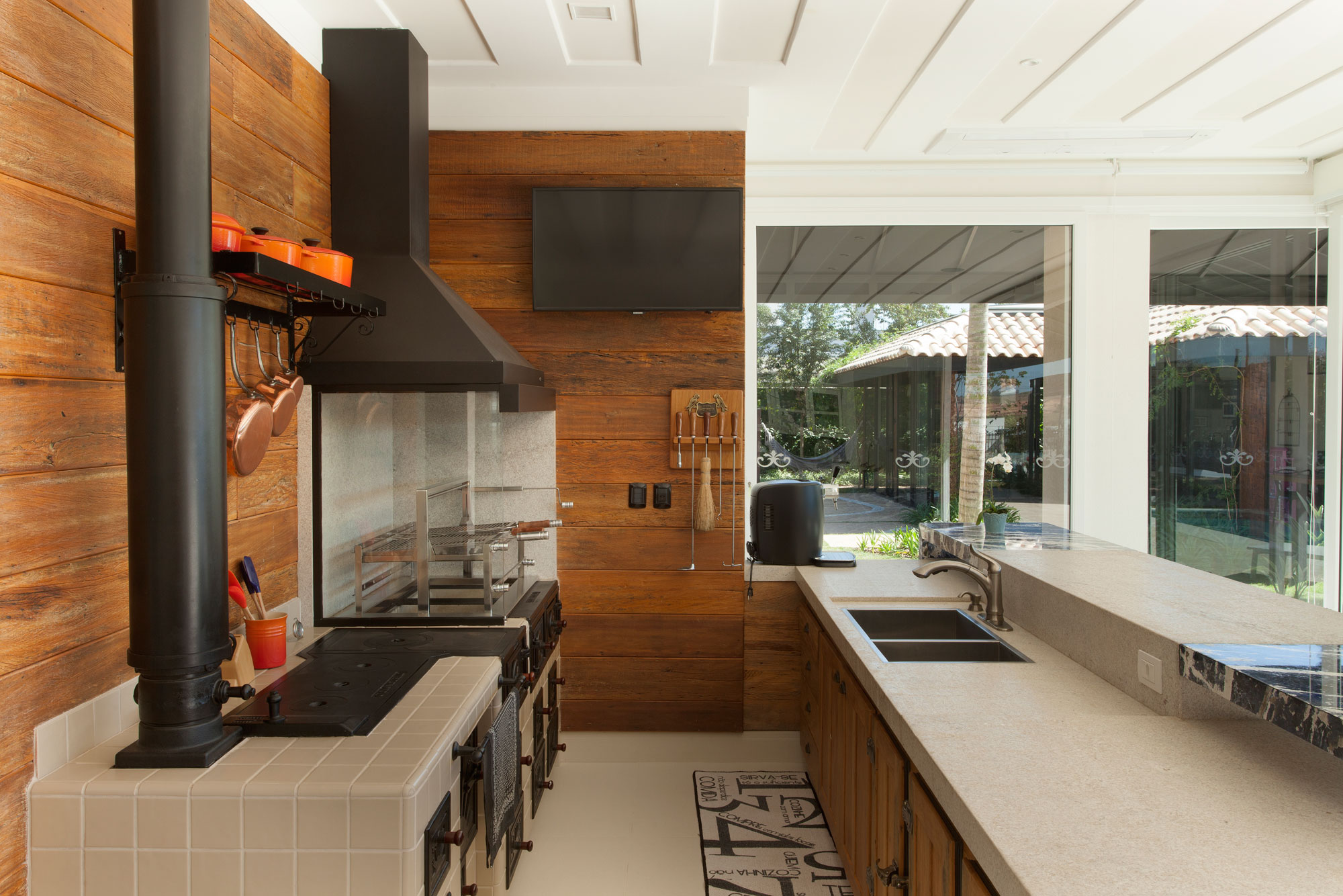 An Elegant and Warm Contemporary Home with Sophisticated Interiors in Brazil by Pupo+Gaspar Arquitetura (23)