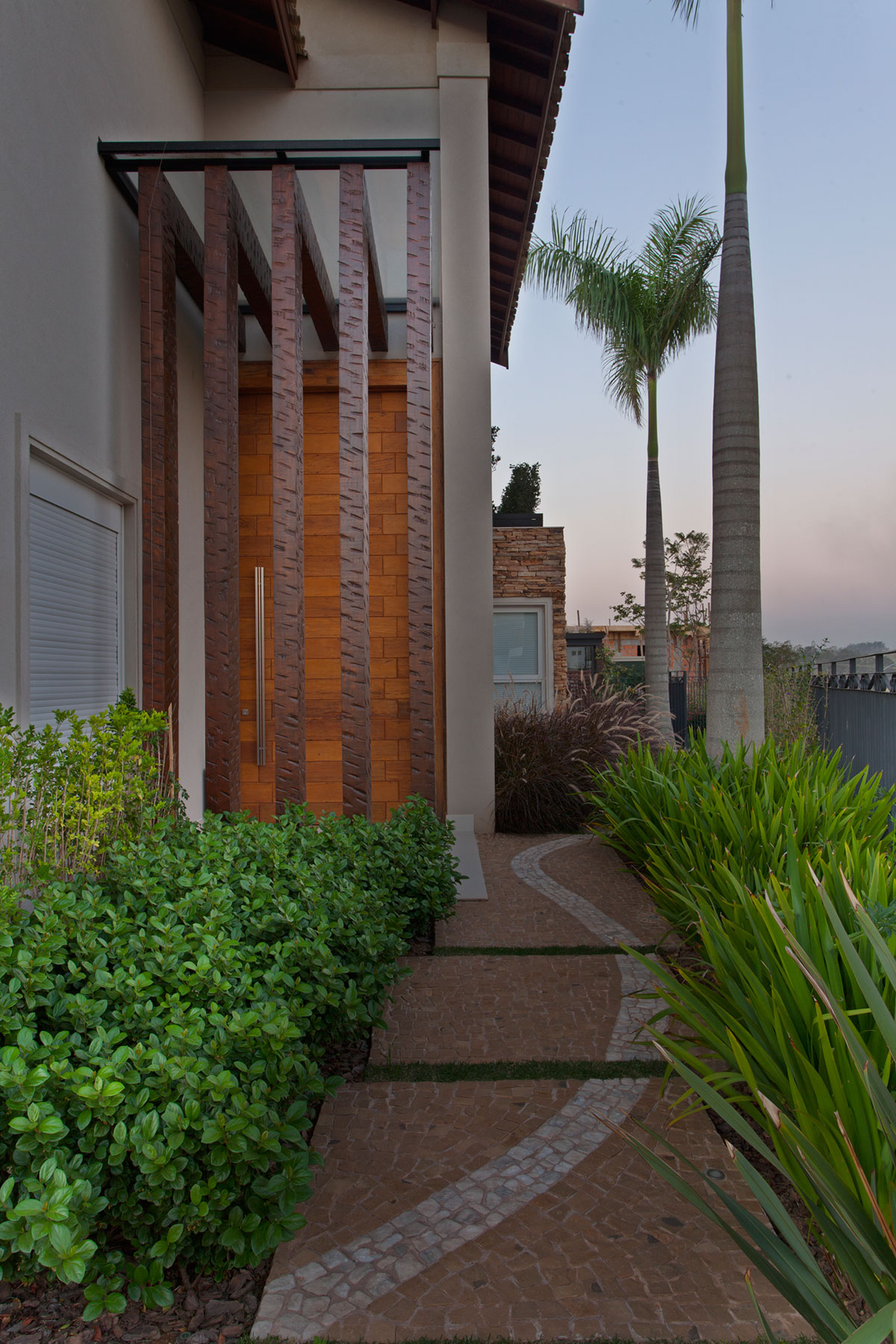 An Elegant and Warm Contemporary Home with Sophisticated Interiors in Brazil by Pupo+Gaspar Arquitetura (3)