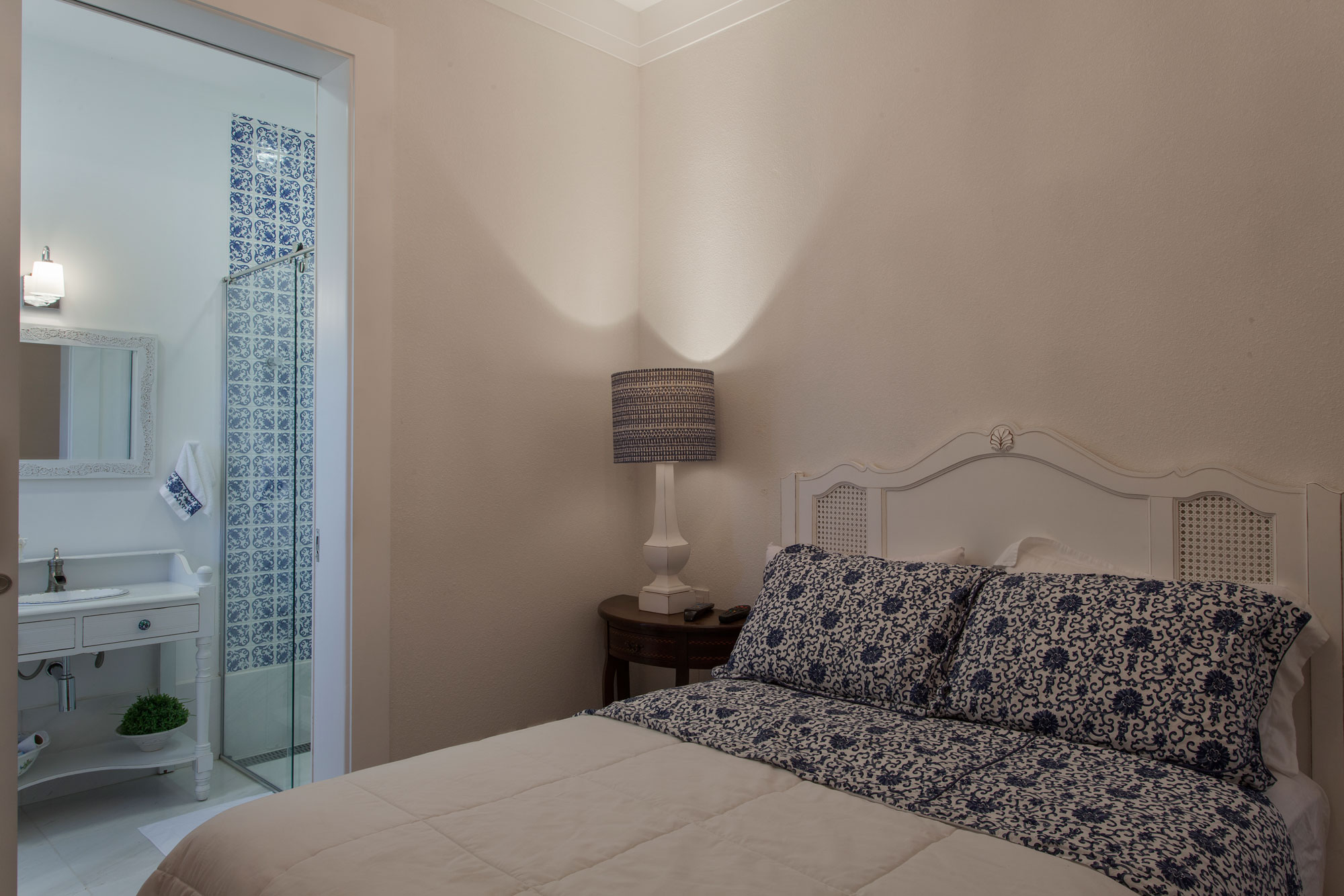 An Elegant and Warm Contemporary Home with Sophisticated Interiors in Brazil by Pupo+Gaspar Arquitetura (34)