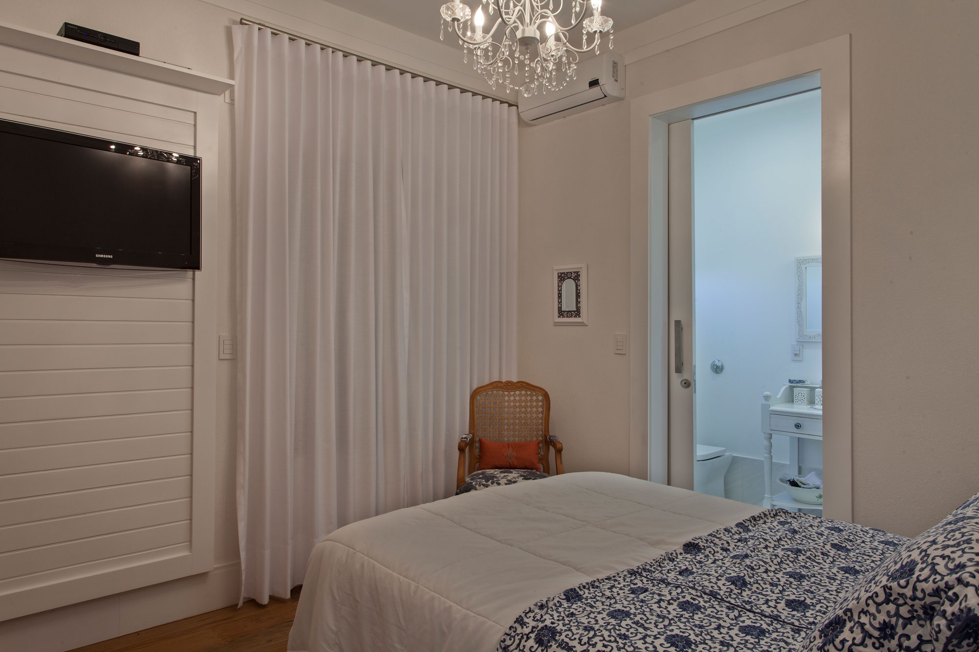 An Elegant and Warm Contemporary Home with Sophisticated Interiors in Brazil by Pupo+Gaspar Arquitetura (35)