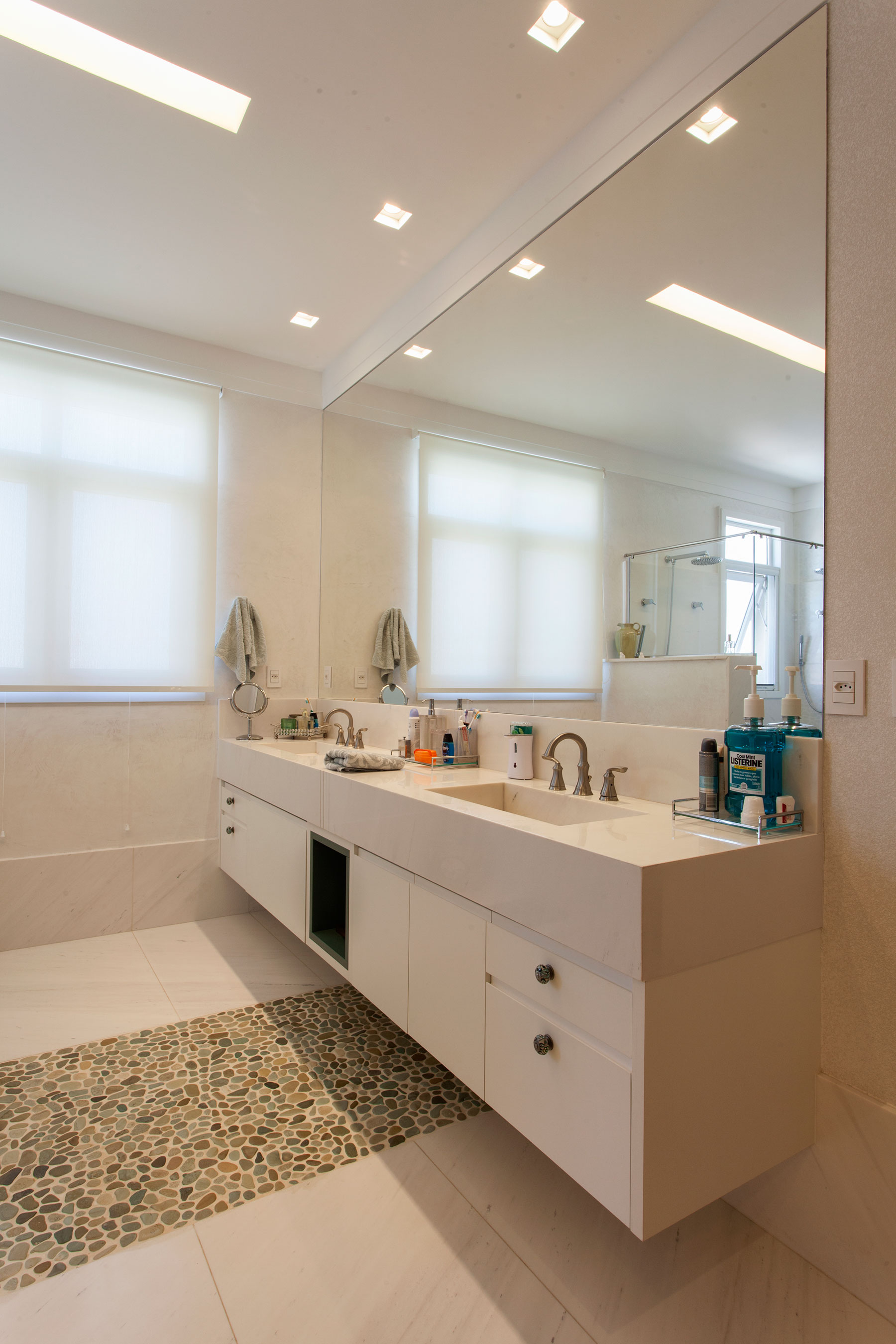 An Elegant and Warm Contemporary Home with Sophisticated Interiors in Brazil by Pupo+Gaspar Arquitetura (39)