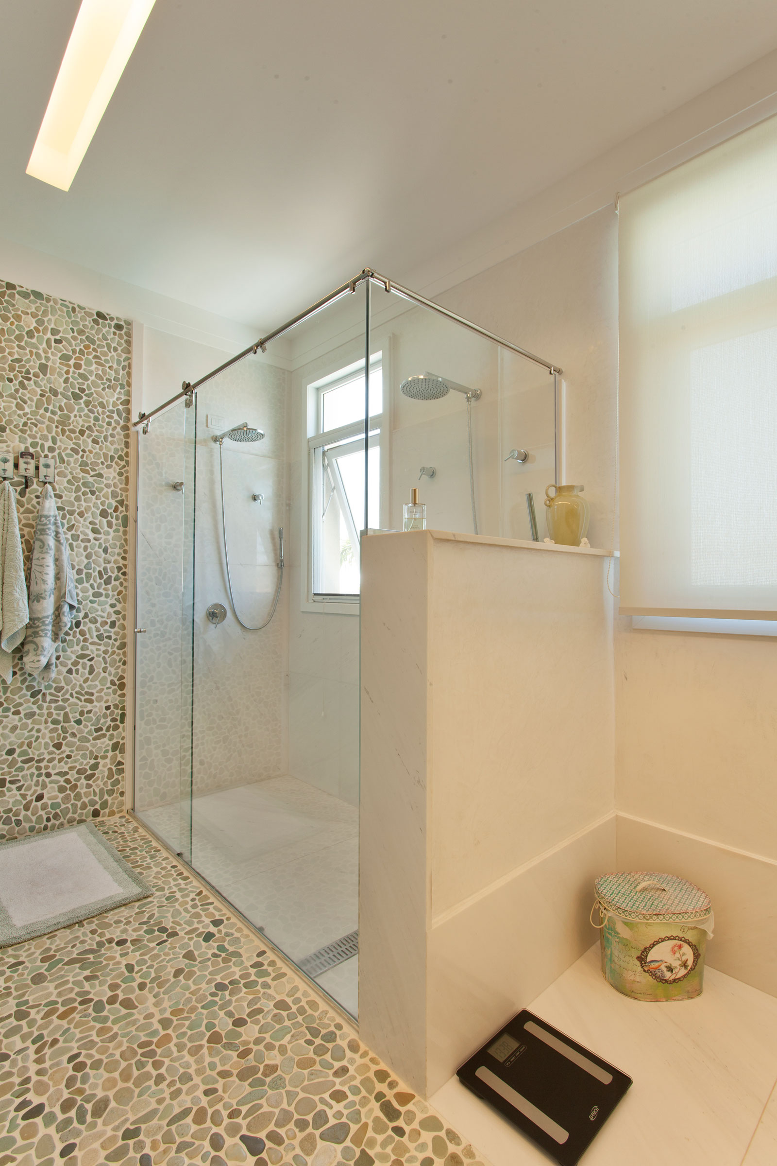 An Elegant and Warm Contemporary Home with Sophisticated Interiors in Brazil by Pupo+Gaspar Arquitetura (40)