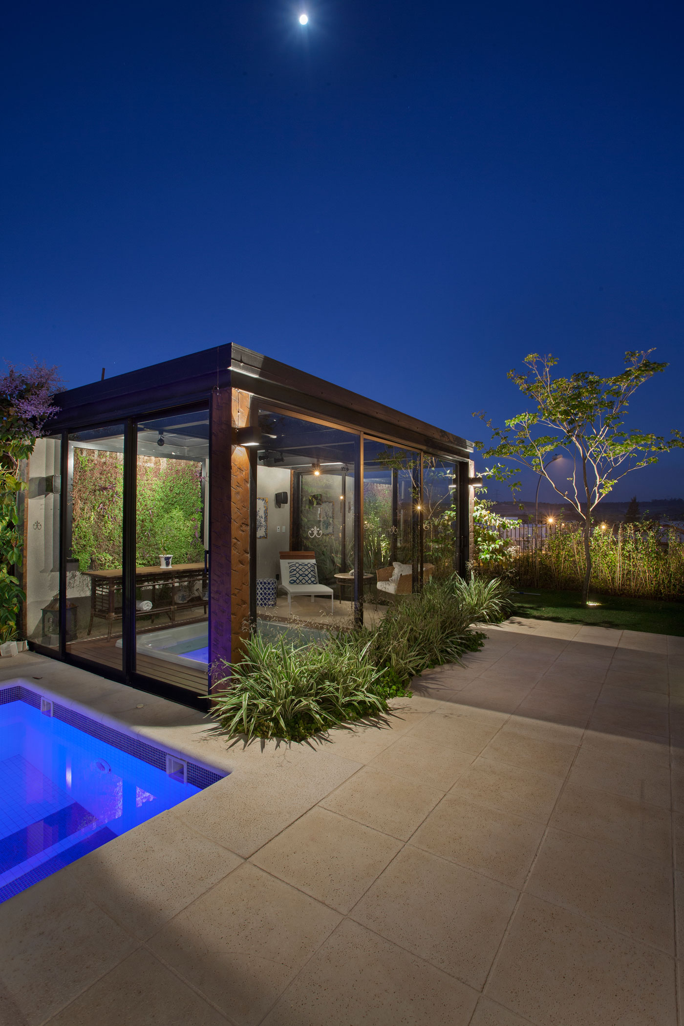 An Elegant and Warm Contemporary Home with Sophisticated Interiors in Brazil by Pupo+Gaspar Arquitetura (47)