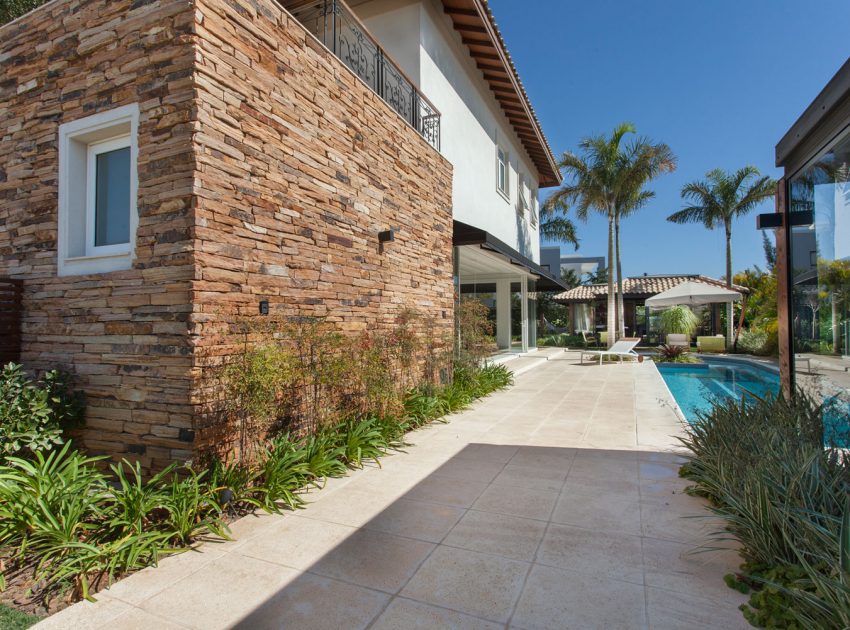 An Elegant and Warm Contemporary Home with Sophisticated Interiors in Brazil by Pupo+Gaspar Arquitetura (5)