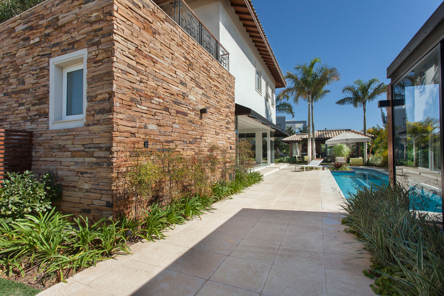 An Elegant and Warm Contemporary Home with Sophisticated Interiors in Brazil by Pupo+Gaspar Arquitetura (5)