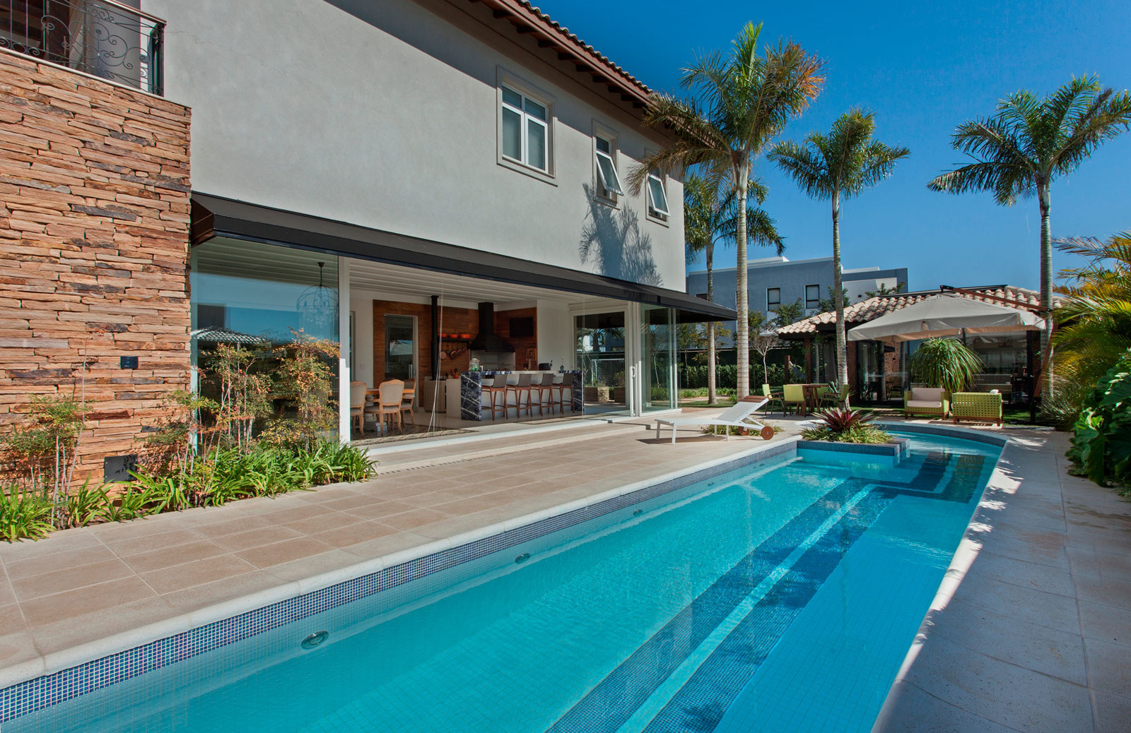 An Elegant and Warm Contemporary Home with Sophisticated Interiors in Brazil by Pupo+Gaspar Arquitetura (6)