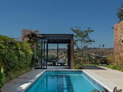 An Elegant and Warm Contemporary Home with Sophisticated Interiors in Brazil by Pupo+Gaspar Arquitetura (8)