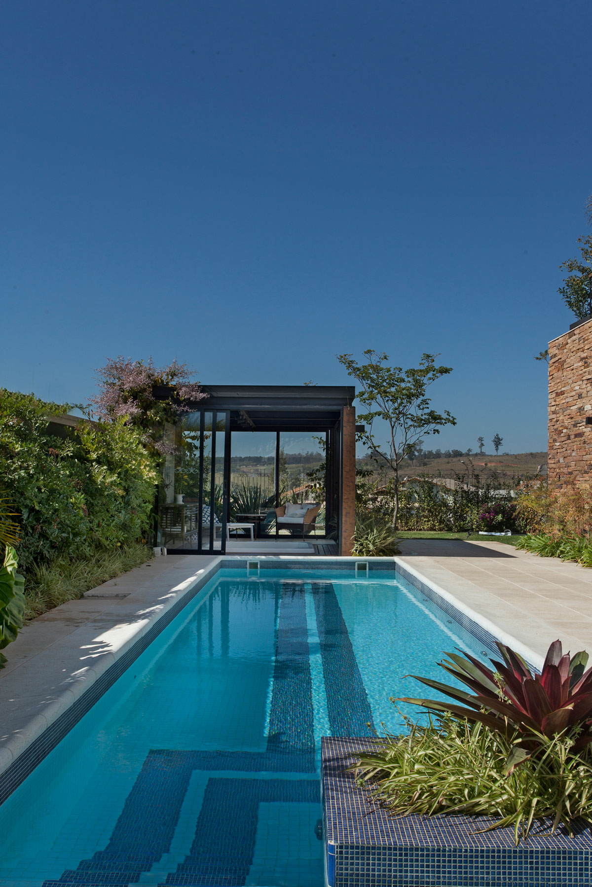 An Elegant and Warm Contemporary Home with Sophisticated Interiors in Brazil by Pupo+Gaspar Arquitetura (8)