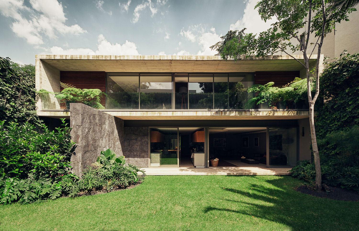 An Exquisite Modern Home Based on Concrete, Glass and Steel in Mexico City by José Juan Rivera Río (1)