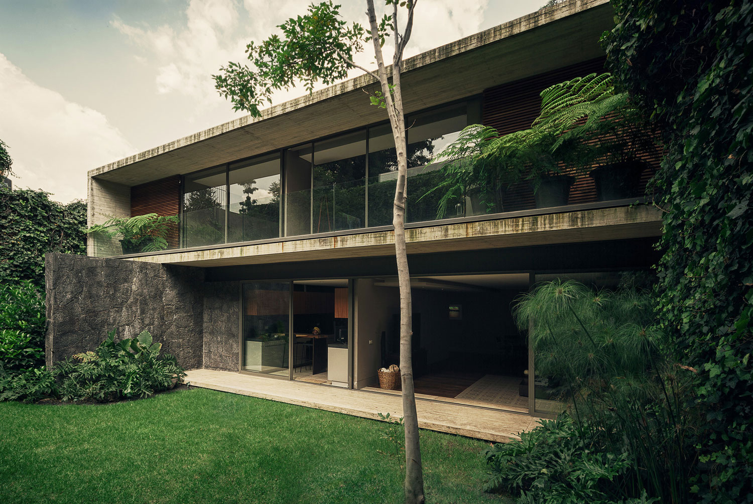 An Exquisite Modern Home Based on Concrete, Glass and Steel in Mexico City by José Juan Rivera Río (2)