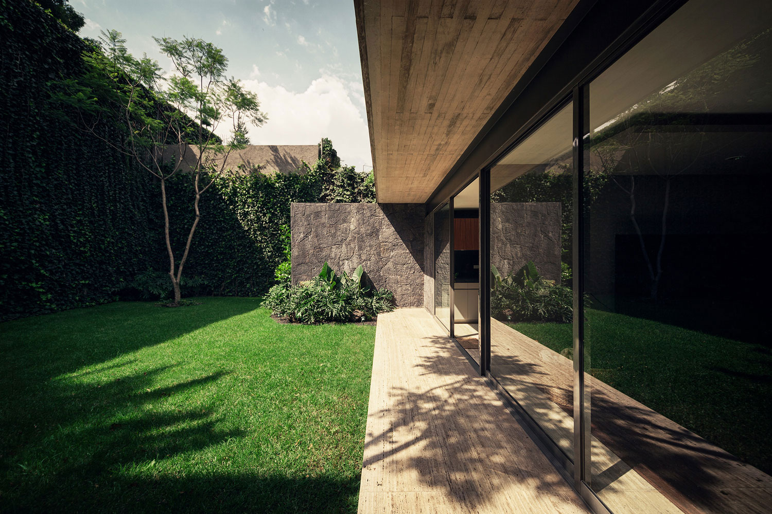 An Exquisite Modern Home Based on Concrete, Glass and Steel in Mexico City by José Juan Rivera Río (3)
