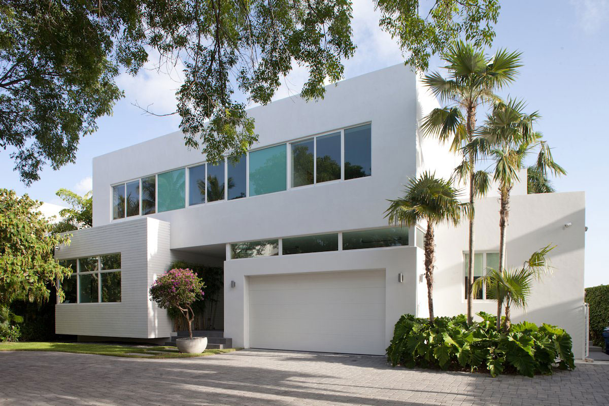 An Imposing Modern House with Sustainable and Luminous Interior and Waterfront Views in Golden Beach by SDH Studio (1)