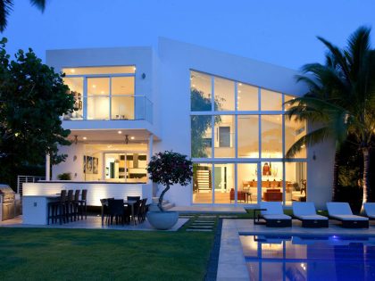 An Imposing Modern House with Sustainable and Luminous Interior and Waterfront Views in Golden Beach by SDH Studio (13)