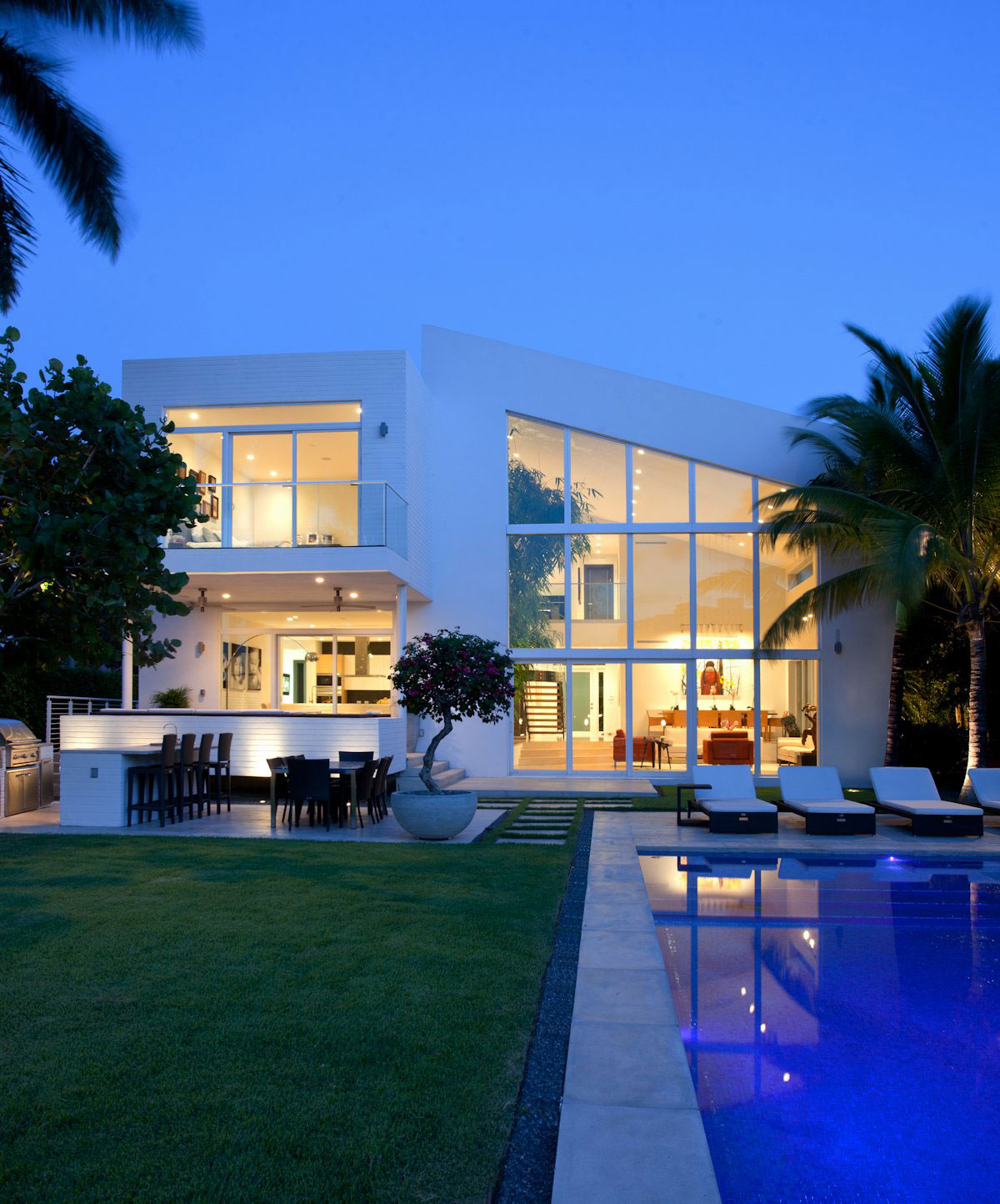 An Imposing Modern House with Sustainable and Luminous Interior and Waterfront Views in Golden Beach by SDH Studio (13)