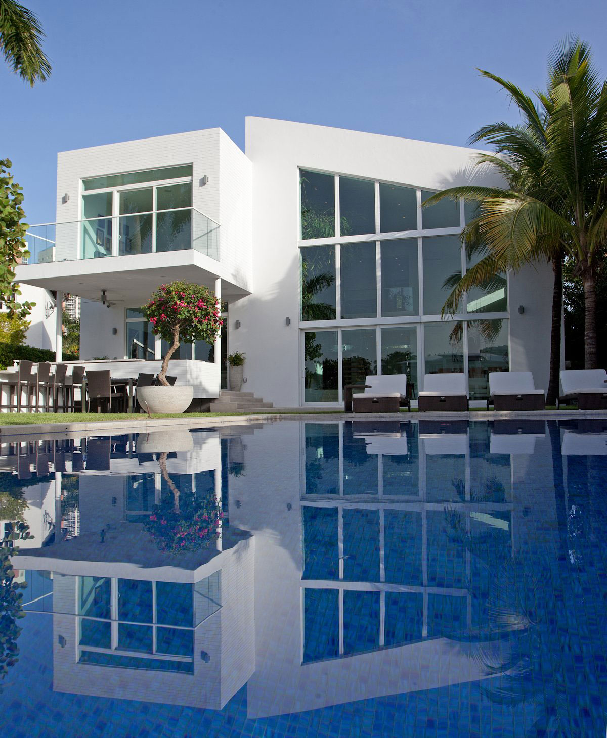 An Imposing Modern House with Sustainable and Luminous Interior and Waterfront Views in Golden Beach by SDH Studio (2)