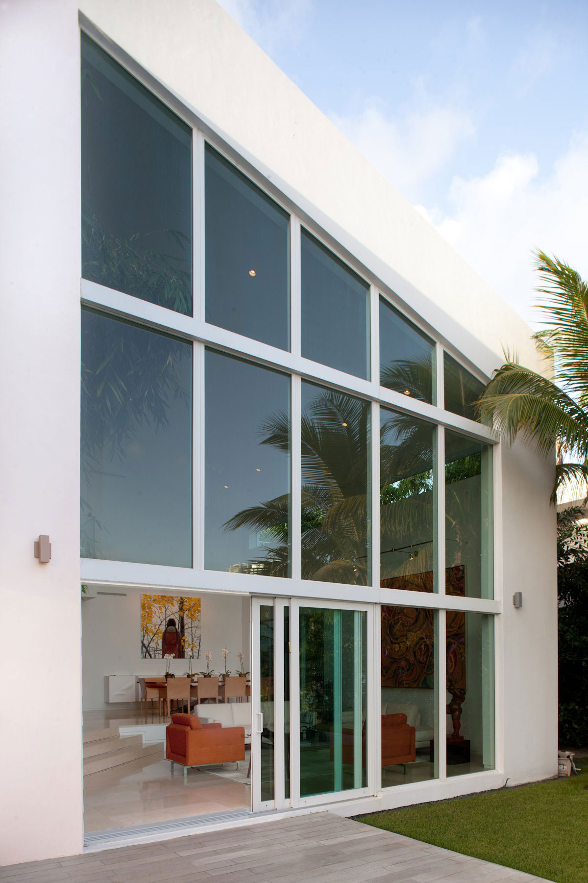 An Imposing Modern House with Sustainable and Luminous Interior and Waterfront Views in Golden Beach by SDH Studio (3)