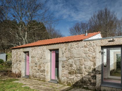 A 17th-Century Home Becomes a Surprising Contemporary House in Linhares, Portugal by Escritório de Arquitetos (10)