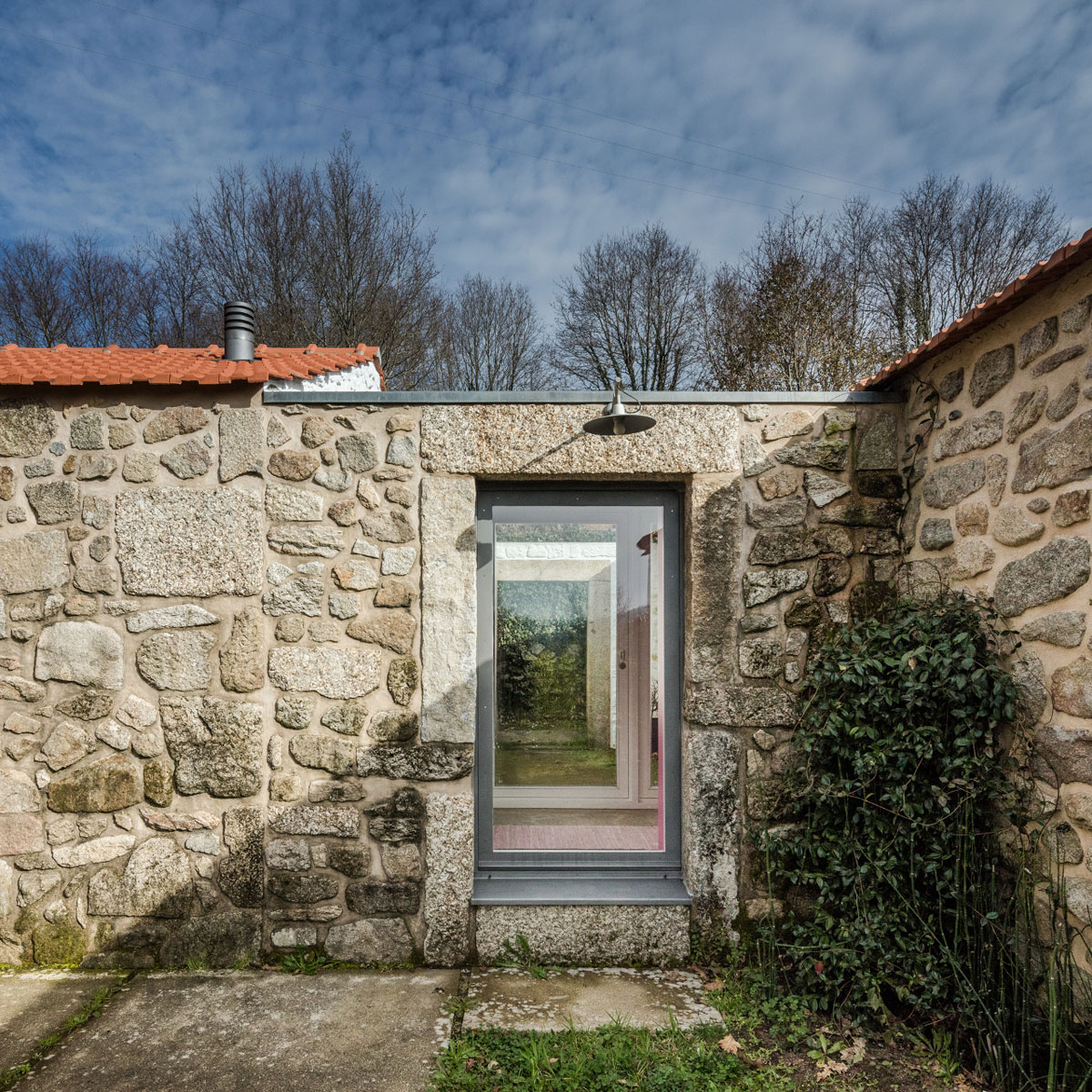 A 17th-Century Home Becomes a Surprising Contemporary House in Linhares, Portugal by Escritório de Arquitetos (11)