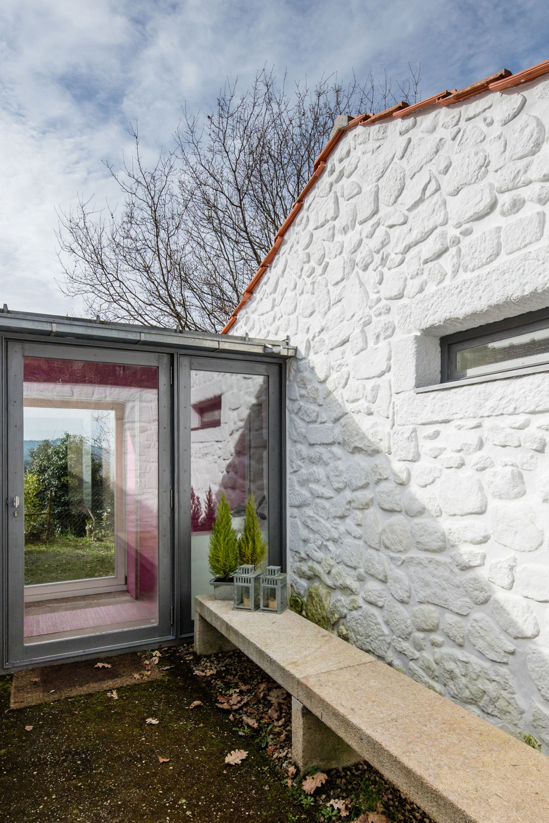 A 17th-Century Home Becomes a Surprising Contemporary House in Linhares, Portugal by Escritório de Arquitetos (12)