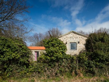 A 17th-Century Home Becomes a Surprising Contemporary House in Linhares, Portugal by Escritório de Arquitetos (2)