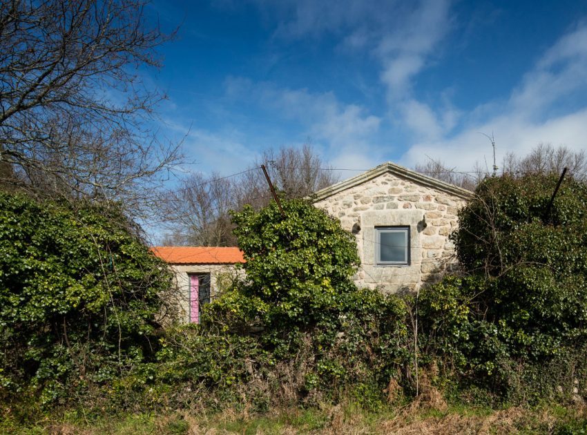 A 17th-Century Home Becomes a Surprising Contemporary House in Linhares, Portugal by Escritório de Arquitetos (2)