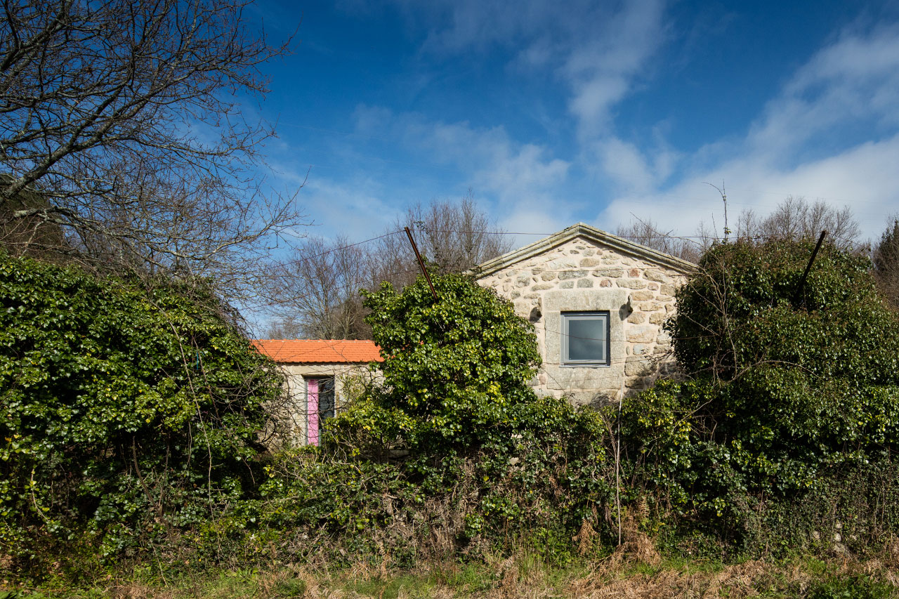A 17th-Century Home Becomes a Surprising Contemporary House in Linhares, Portugal by Escritório de Arquitetos (2)