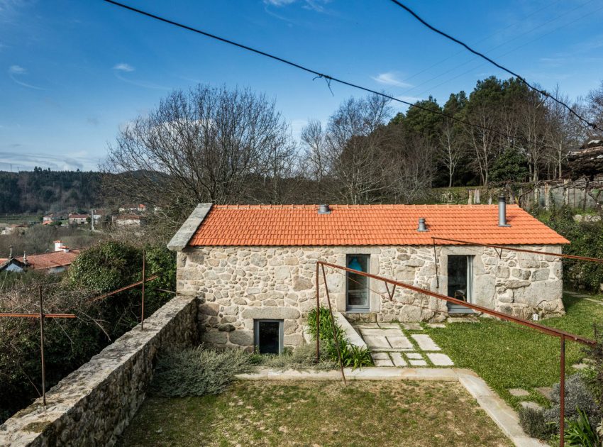 A 17th-Century Home Becomes a Surprising Contemporary House in Linhares, Portugal by Escritório de Arquitetos (4)