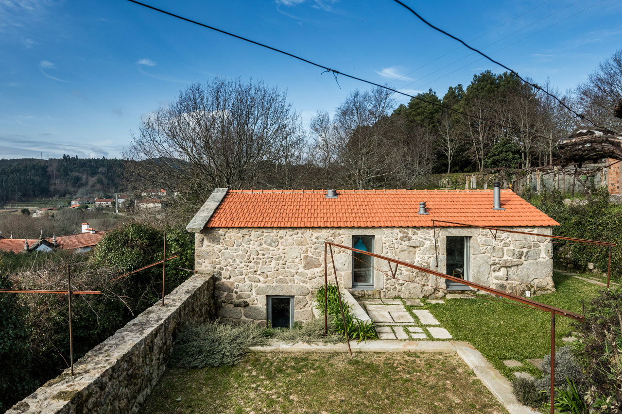 A 17th-Century Home Becomes a Surprising Contemporary House in Linhares, Portugal by Escritório de Arquitetos (4)