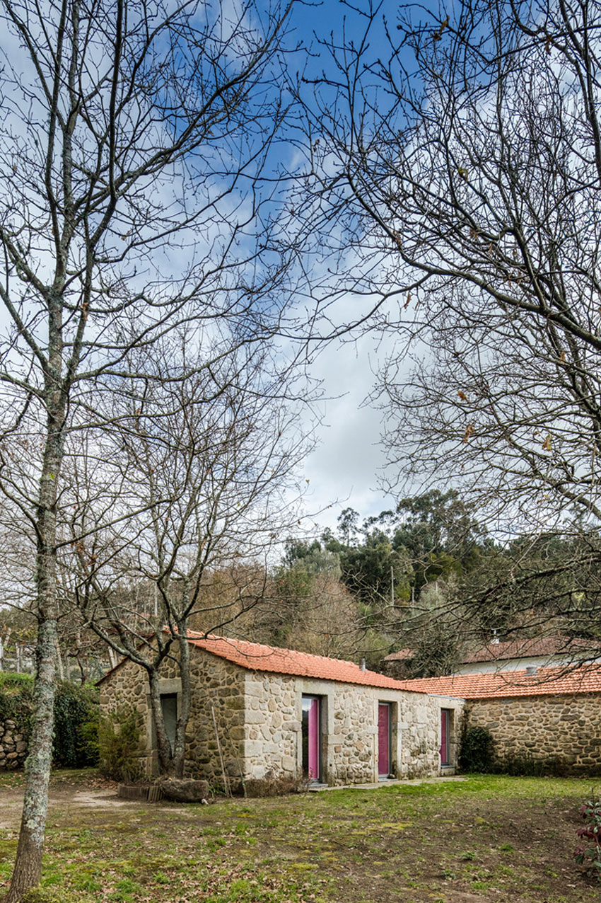 A 17th-Century Home Becomes a Surprising Contemporary House in Linhares, Portugal by Escritório de Arquitetos (6)