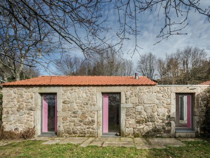 A 17th-Century Home Becomes a Surprising Contemporary House in Linhares, Portugal by Escritório de Arquitetos (8)