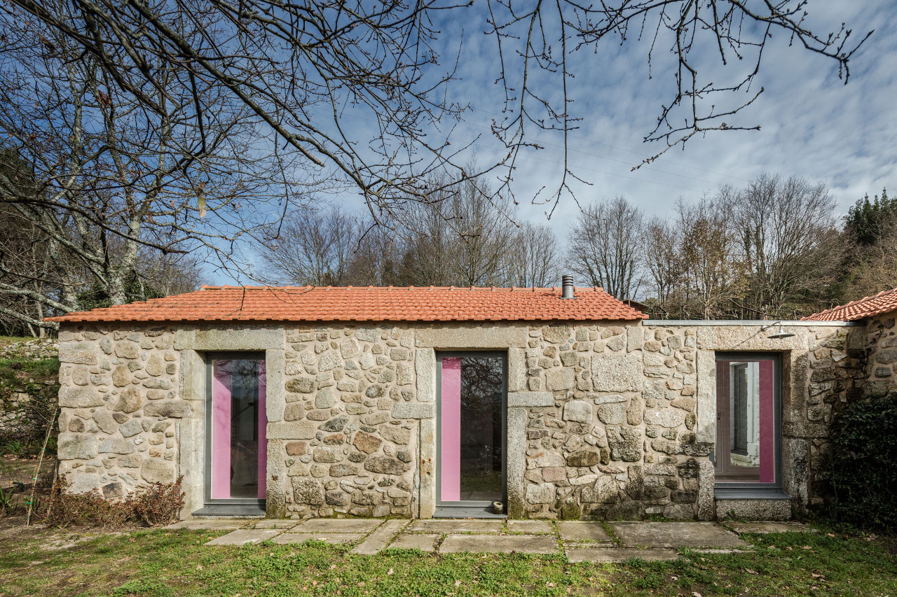A 17th-Century Home Becomes a Surprising Contemporary House in Linhares, Portugal by Escritório de Arquitetos (8)