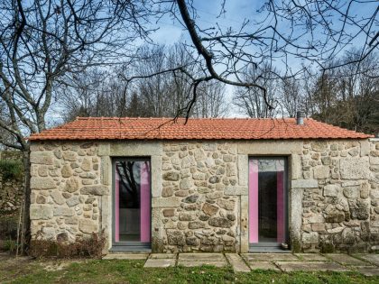 A 17th-Century Home Becomes a Surprising Contemporary House in Linhares, Portugal by Escritório de Arquitetos (9)