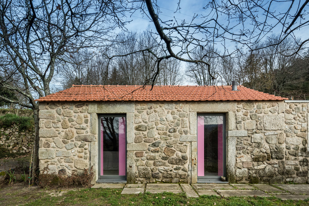 A 17th-Century Home Becomes a Surprising Contemporary House in Linhares, Portugal by Escritório de Arquitetos (9)