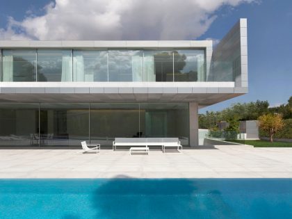 A Beautiful Contemporary House with Pool and Roof Terrace in Madrid, Spain by Fran Silvestre Arquitectos (1)