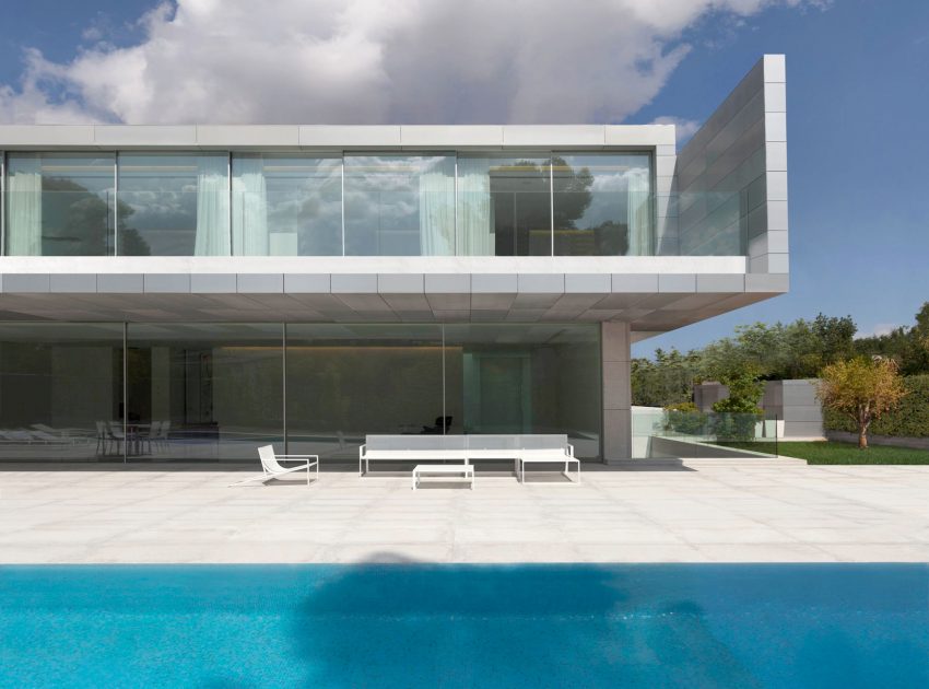 A Beautiful Contemporary House with Pool and Roof Terrace in Madrid, Spain by Fran Silvestre Arquitectos (1)