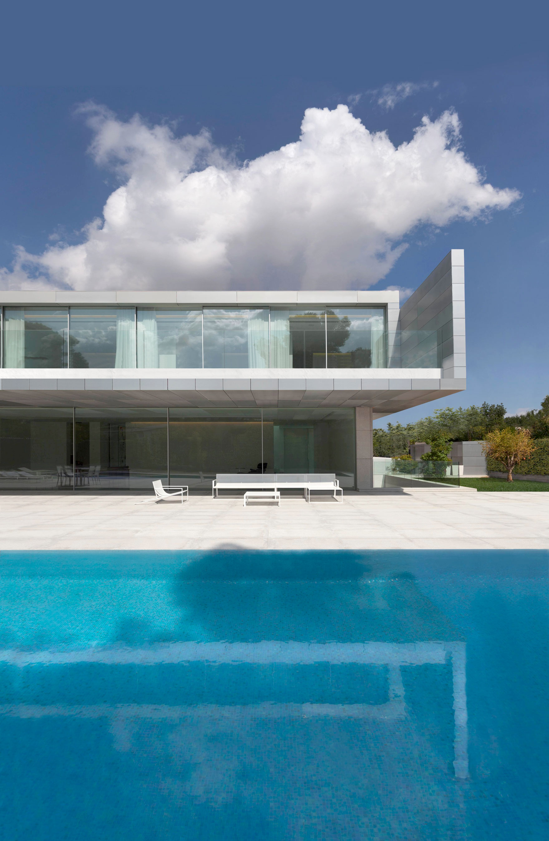 A Beautiful Contemporary House with Pool and Roof Terrace in Madrid, Spain by Fran Silvestre Arquitectos (1)