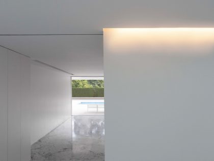 A Beautiful Contemporary House with Pool and Roof Terrace in Madrid, Spain by Fran Silvestre Arquitectos (10)