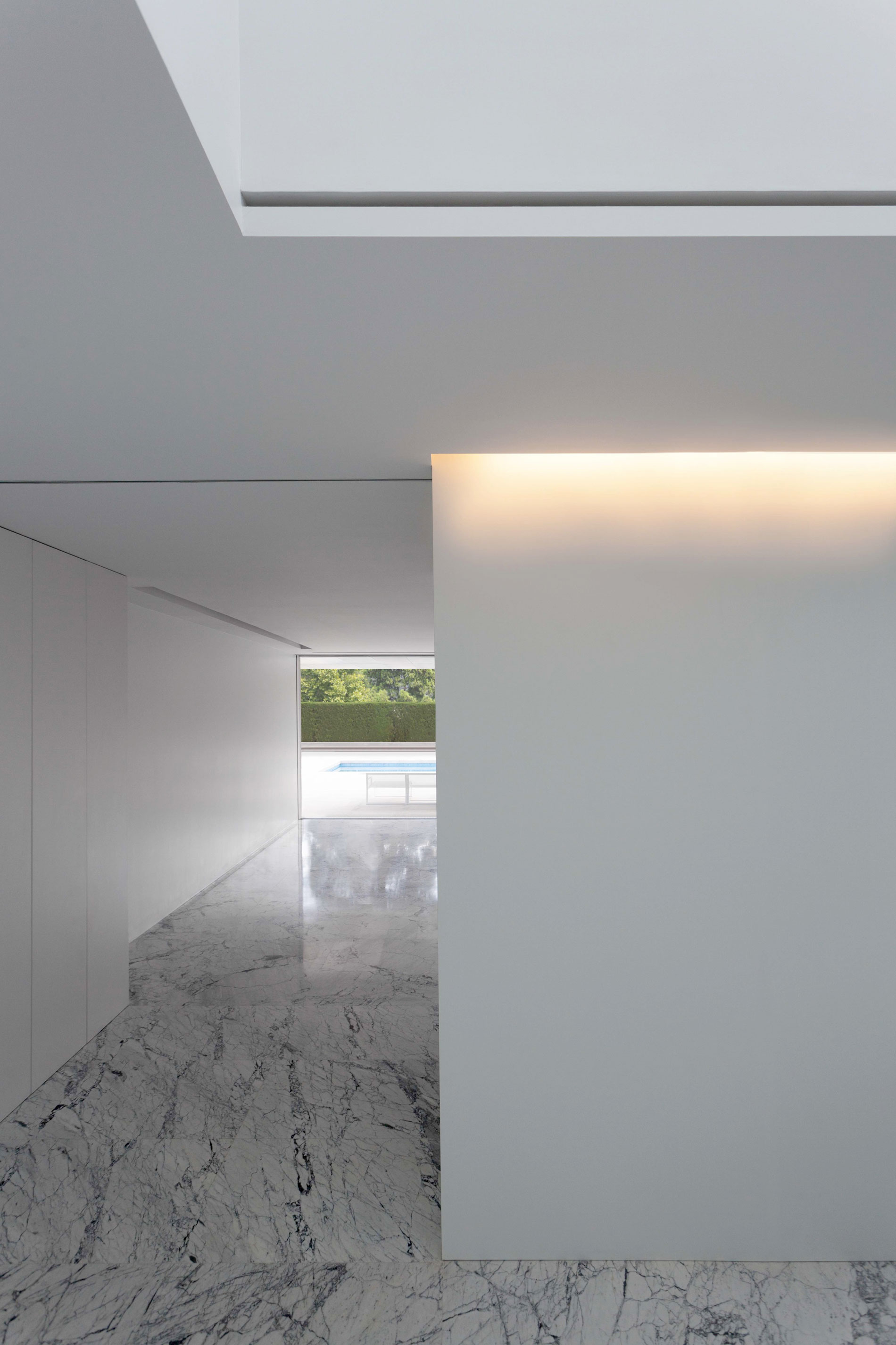 A Beautiful Contemporary House with Pool and Roof Terrace in Madrid, Spain by Fran Silvestre Arquitectos (10)
