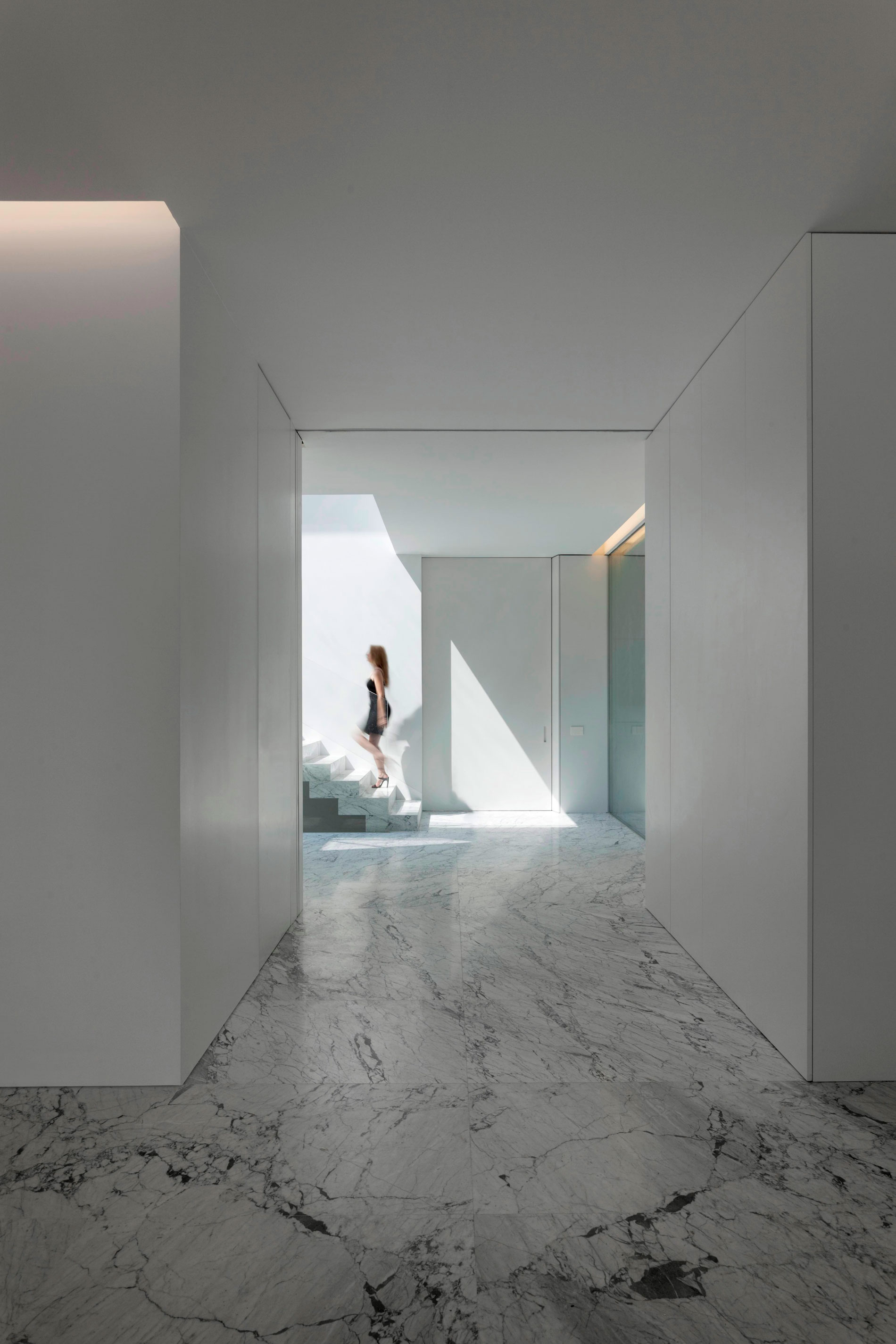 A Beautiful Contemporary House with Pool and Roof Terrace in Madrid, Spain by Fran Silvestre Arquitectos (11)