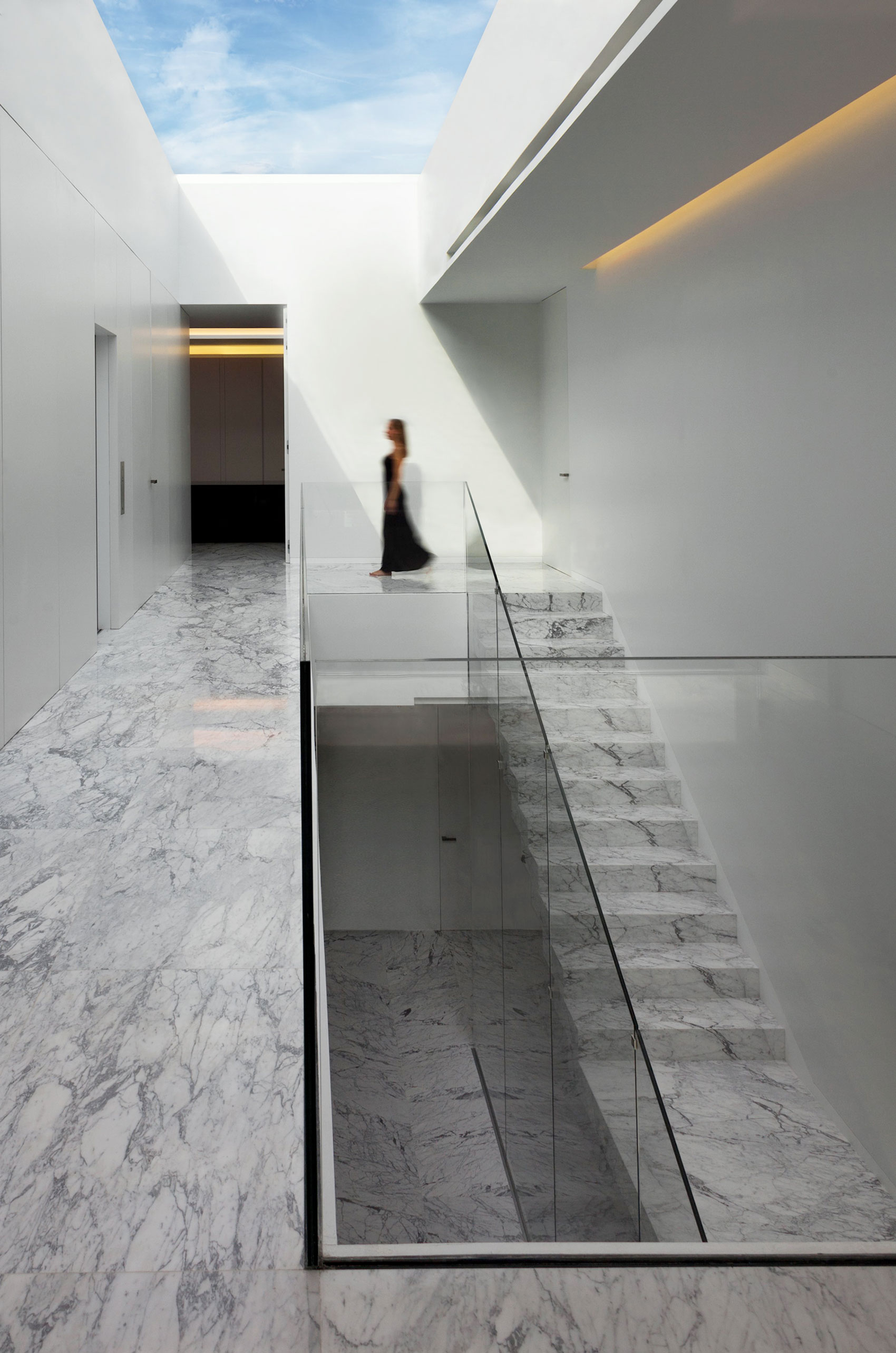 A Beautiful Contemporary House with Pool and Roof Terrace in Madrid, Spain by Fran Silvestre Arquitectos (14)