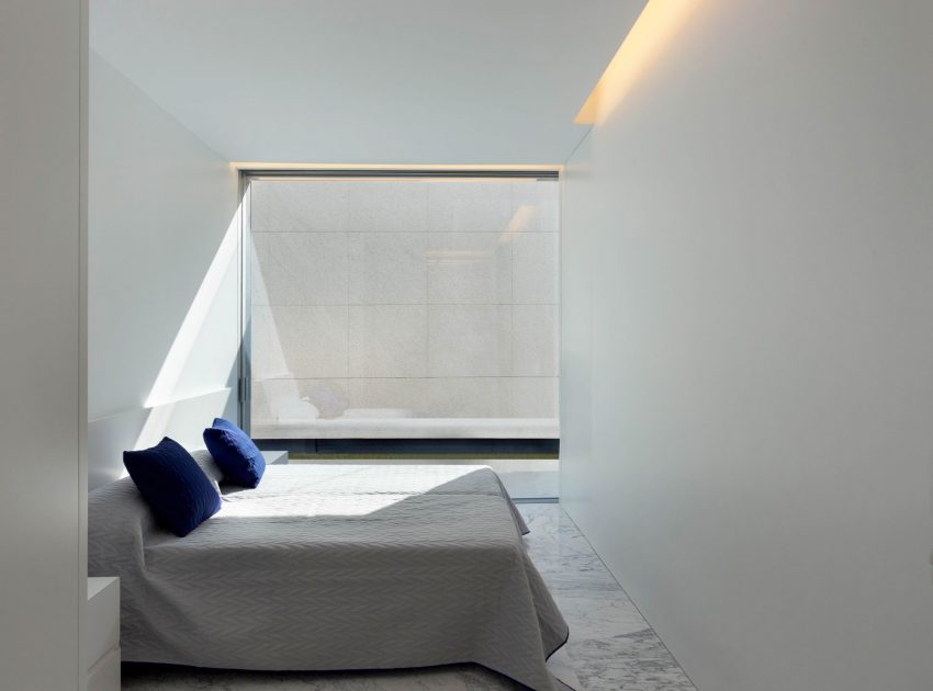 A Beautiful Contemporary House with Pool and Roof Terrace in Madrid, Spain by Fran Silvestre Arquitectos (16)