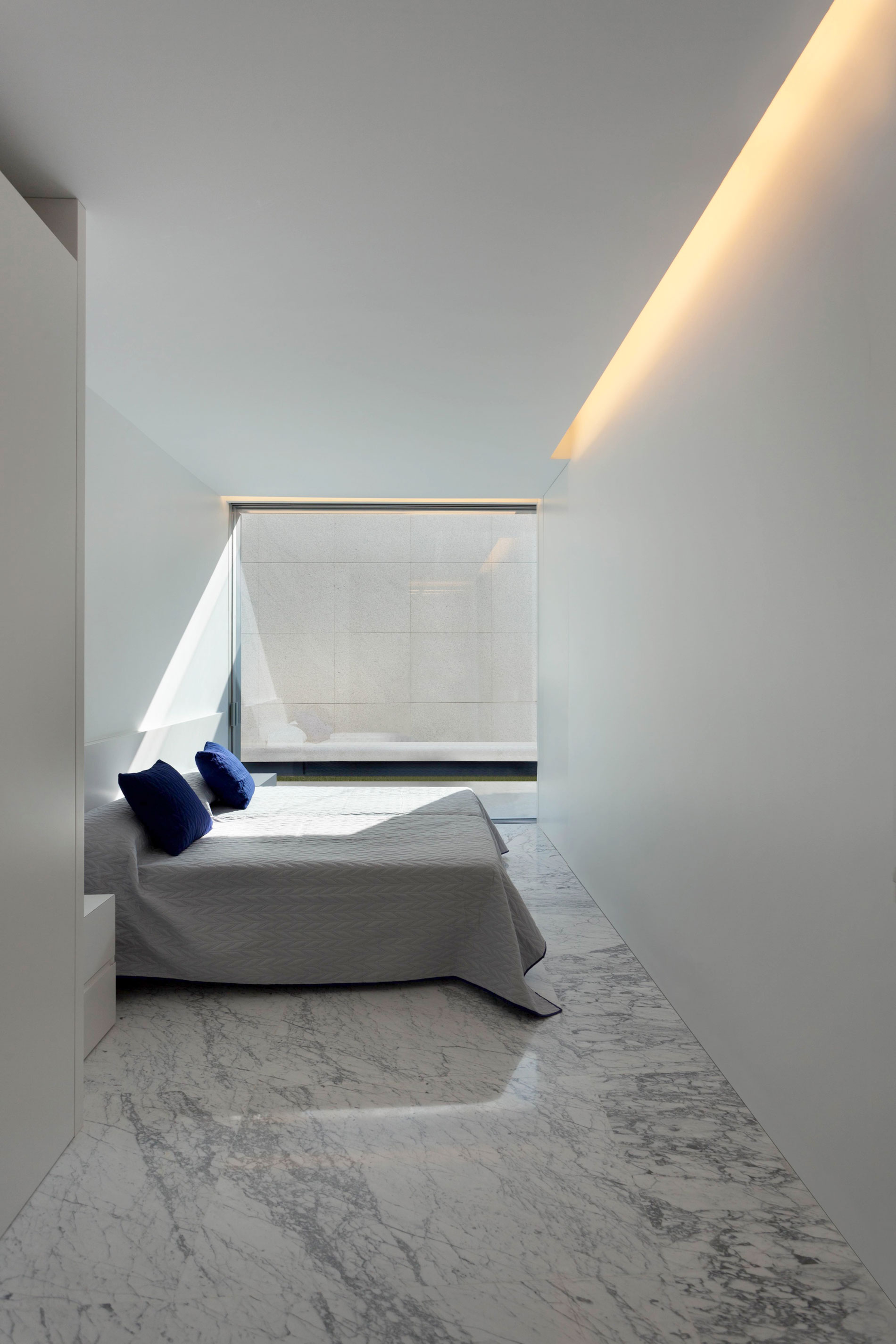 A Beautiful Contemporary House with Pool and Roof Terrace in Madrid, Spain by Fran Silvestre Arquitectos (16)